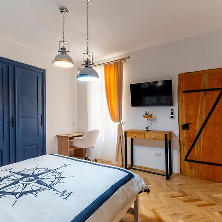 Luxurious Apartment In Old Town - Ultra Central Брашов Экстерьер фото