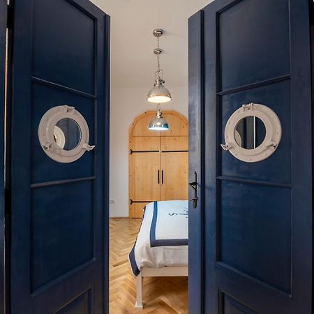 Luxurious Apartment In Old Town - Ultra Central Брашов Экстерьер фото
